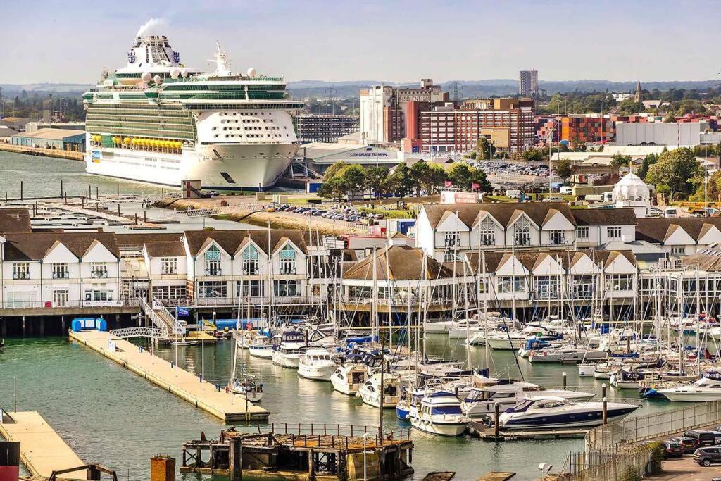 Welcome 4 Business Or Pleasure! Super Central Southampton 'City Vibes' # Stylish Apartment With Outside Space! 1-4 Guests Book Your City Break Or Pre-Cruise Stay! Close To Mayflower Theatre, Universities, Cruise Terminals, Hospitals & Shops! Zewnętrze zdjęcie