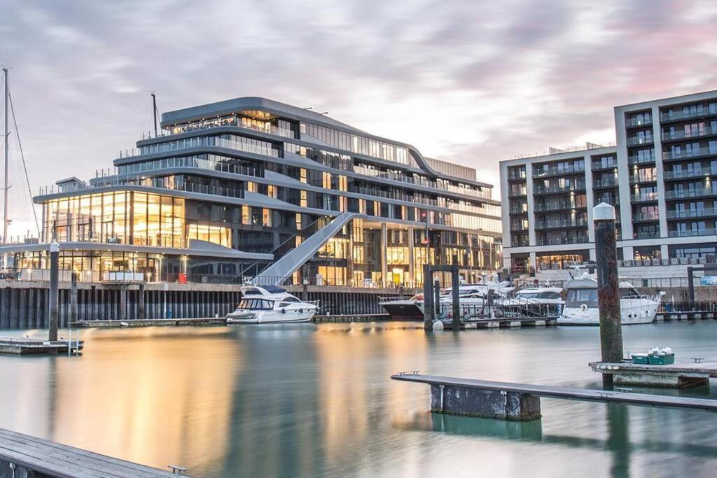 Welcome 4 Business Or Pleasure! Super Central Southampton 'City Vibes' # Stylish Apartment With Outside Space! 1-4 Guests Book Your City Break Or Pre-Cruise Stay! Close To Mayflower Theatre, Universities, Cruise Terminals, Hospitals & Shops! Zewnętrze zdjęcie