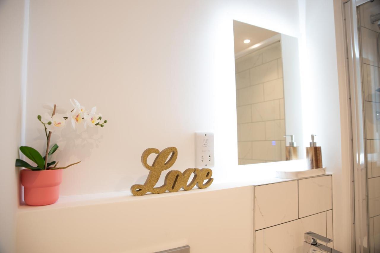 Welcome 4 Business Or Pleasure! Super Central Southampton 'City Vibes' # Stylish Apartment With Outside Space! 1-4 Guests Book Your City Break Or Pre-Cruise Stay! Close To Mayflower Theatre, Universities, Cruise Terminals, Hospitals & Shops! Zewnętrze zdjęcie