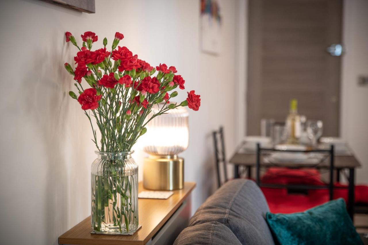 Welcome 4 Business Or Pleasure! Super Central Southampton 'City Vibes' # Stylish Apartment With Outside Space! 1-4 Guests Book Your City Break Or Pre-Cruise Stay! Close To Mayflower Theatre, Universities, Cruise Terminals, Hospitals & Shops! Zewnętrze zdjęcie