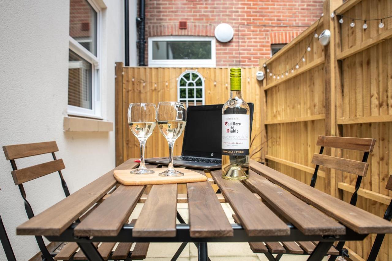 Welcome 4 Business Or Pleasure! Super Central Southampton 'City Vibes' # Stylish Apartment With Outside Space! 1-4 Guests Book Your City Break Or Pre-Cruise Stay! Close To Mayflower Theatre, Universities, Cruise Terminals, Hospitals & Shops! Zewnętrze zdjęcie